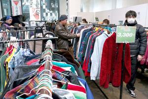 古着選びを楽しむ家族連れら＝２７日、長岡市のアオーレ長岡