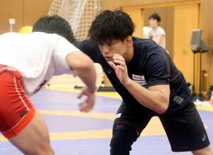 レスリングの男子フリースタイル日本代表の強化合宿でスパーリングをする清岡幸大郎(右)=味の素ナショナルトレーニングセンター
