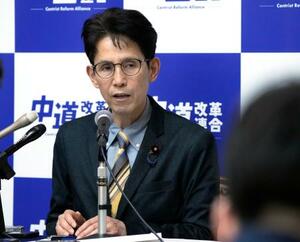 　記者会見する中道改革連合の階幹事長＝１２日午後、国会