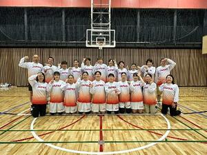 デフバスケ女子日本代表チーム。選手らはそれぞれ、仲間で呼び合うあだ名を表す手話「サインネーム」を持つ。=坂本知加良監督提供、10月