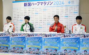 会見する服部勇馬(右から2人目)ら=新潟市中央区