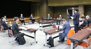 福祉手当などについて意見を交わした新潟水俣病施策推進審議会=3月13日、県庁