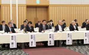 自民党国会議員と意見交換する北陸4県の農業団体代表者ら=5月10日、東京都千代田区
