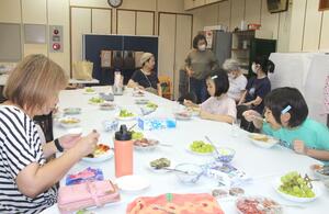 子どもの居場所「ごまのたね」で月2回開かれる地域食堂=新潟市中央区沼垂東1
