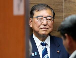 両院議員懇談会のため、党本部に入った自民党総裁の石破首相=28日午後、東京・永田町