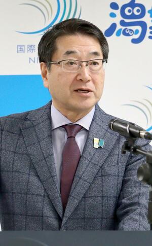 震災からの復旧など１年の事業を振り返った中原八一市長＝２３日、新潟市役所