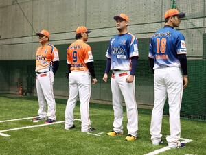 新ユニホームを披露する橋上秀樹監督（左）と選手たち