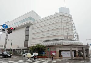 2020年3月に閉店した旧新潟三越。跡地の再開発は進んでいない=3月28日、新潟市中央区西堀通5