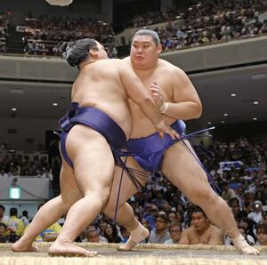 平戸海(左)を攻める大の里。寄り切りで破る=両国国技館