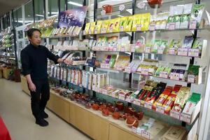 来月3日の閉店が決まった正香園上越店。「支えてくれたお客さんに感謝の気持ちを伝えたい」と語る松木成徹社長=上越市本町5
