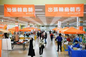 　石川県輪島市の「出張輪島朝市」＝３０日午前