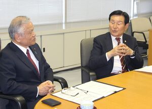 歓談する韓国・清州市議会の金炳國議長(右)と新潟市議会の皆川英二議長=4月16日、新潟市役所