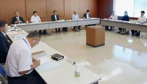 最低賃金の改定額を決める秋田県の審議会=19日、秋田市