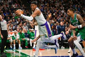 マーベリックス戦でこぼれ球に飛びつくレーカーズの八村(手前左)=ダラス(イマジンイメージズ・ロイター=共同)