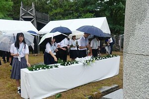 新潟市の空襲犠牲者に花を手向ける中学生たち=10日、新潟市中央区雲雀町