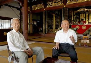 学童疎開で滞在した西方寺で当時を振り返る野口房夫さん(右)と加藤一磨さん=上越市上野田