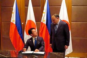 　会談前に談笑する小泉防衛相（左）とフィリピンのテオドロ国防相＝５日、マニラ（共同）