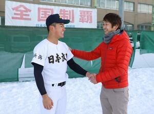 日本文理の選抜出場が決まり、喜び合う安達煌栄千選手(左)と父の昇栄千さん=30日、新潟市西区