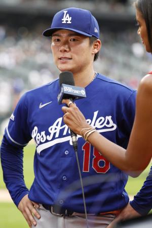 ホワイトソックスに勝利し、インタビューに応じるドジャース・山本=シカゴ(共同)