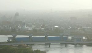 2023年に黄砂が観測された際の新潟市内=23年4月12日、新潟市中央区
