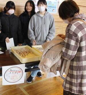 保護者や地域の人に試食用の「もちぎり」を配る小須戸小6年生=新潟市秋葉区横川浜