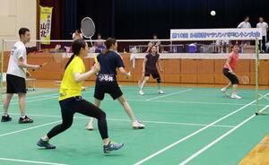 高橋礼華さんと松友美佐紀さんをゲストに迎えた24時間マラソンバドミントン大会=村上市府屋