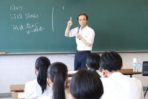 北朝鮮での暮らしや拉致問題について話す蓮池薫さん=南魚沼市浦佐