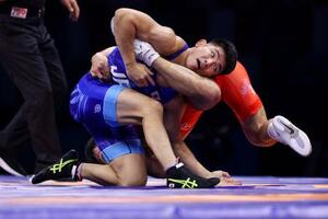レスリングの世界選手権男子フリースタイル86キロ級の準決勝でフランス選手と対戦する石黒隼士=13日、ザグレブ(ゲッティ=共同)