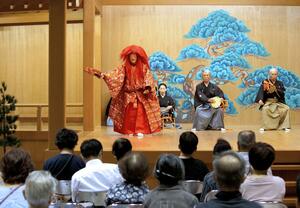二宮神社の社殿再建記念能で演じられた「猩々」=8月24日、佐渡市中興