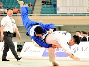 　国士舘大との決勝で攻める明大の千野根玄貴（右）＝日本武道館
