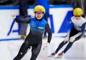 女子1500メートルで優勝し、ガッツポーズする長森遥南=東京辰巳アイスアリーナ