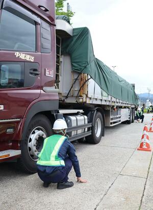 長岡国道事務所らが行った大型トレーラーの取り締まり=南魚沼市関