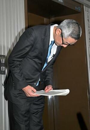 　頭を下げるＪＲ東日本の渡利千春副社長＝３日午前、国交省