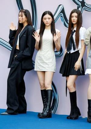 　ＮｅｗＪｅａｎｓ（ニュージーンズ）のダニエルさん（右）らメンバー＝２０２４年９月、ソウル（ロイター＝共同）