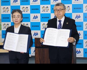 県警と県内9信用金庫の協定締結式で記念撮影に応じる県警の滝澤依子本部長(左)と県信用金庫協会の西潟精一会長=新潟市中央区新光町の県警本部