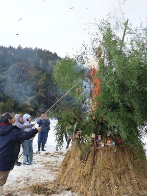 参加者が無病息災などを祈願した伝統行事のさいの神＝出雲崎町大釜谷