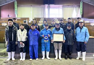 分娩間隔の部で表彰を受けた阿賀・阿賀野和牛改良組合のメンバーら=長岡市(JA新潟かがやき提供)