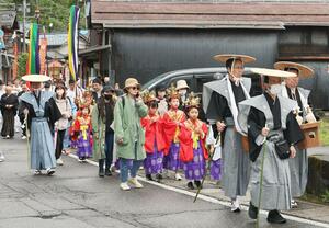武士や神職などの格好で街を練り歩く「栃尾大名行列」=長岡市栃尾地域
