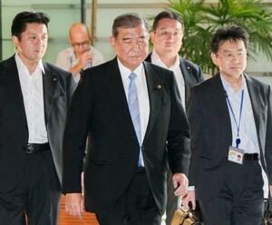 首相官邸に入る石破首相=11日午前