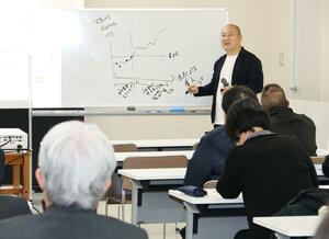 生成AIを活用した経営戦略などについて講演する新潟日報生成AI研究所の石山洸所長=8日、長岡市表町3