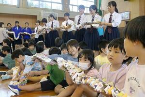 色とりどりのチラシを折り、ヘビの胴体を作った子どもたち=10月7日、佐渡市羽茂本郷