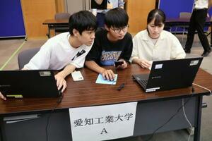 サイバー犯罪捜査を模した競技会に参加する学生たち=12日午後、愛知県警本部