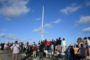 　米フロリダ州で、宇宙船オリオンを搭載したロケットの打ち上げを見守る人たち＝１日（ＡＰ＝共同）