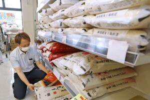 スーパーのコメ販売コーナー。備蓄米は売り切れ、4000円以上の県産米が並べられた=7月2日、三条市