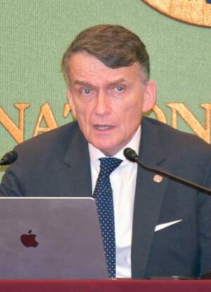 日本記者クラブで記者会見するUNRWAのクリスチャン・ソンダース事務局長代理=22日午前、東京都千代田区
