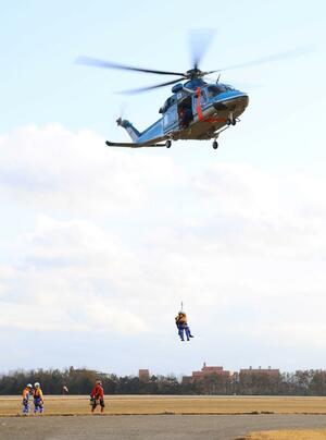 ヘリコプターで現場へ向かう想定で機動警察通信隊の隊員らが実施した訓練＝新潟市東区松浜町