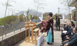 今季の登山客の安全とにぎわいを願った、ドンデン高原の安全祈願祭=4月27日、佐渡市椿