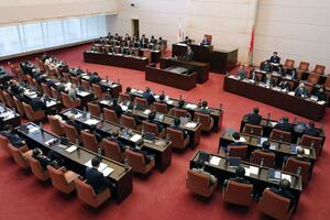 代表質問が行われた県議会2月定例会=2月20日、県議会議場
