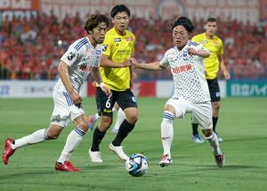 柏-新潟 前半、ボールを前線に運ぶ新潟のMF星雄次(右)、FW鈴木孝司=三協F柏