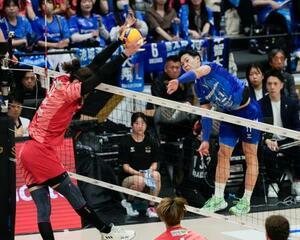 　サントリー―大阪Ｂ　第１セット、スパイクを放つ大阪Ｂ・西田＝横浜アリーナ